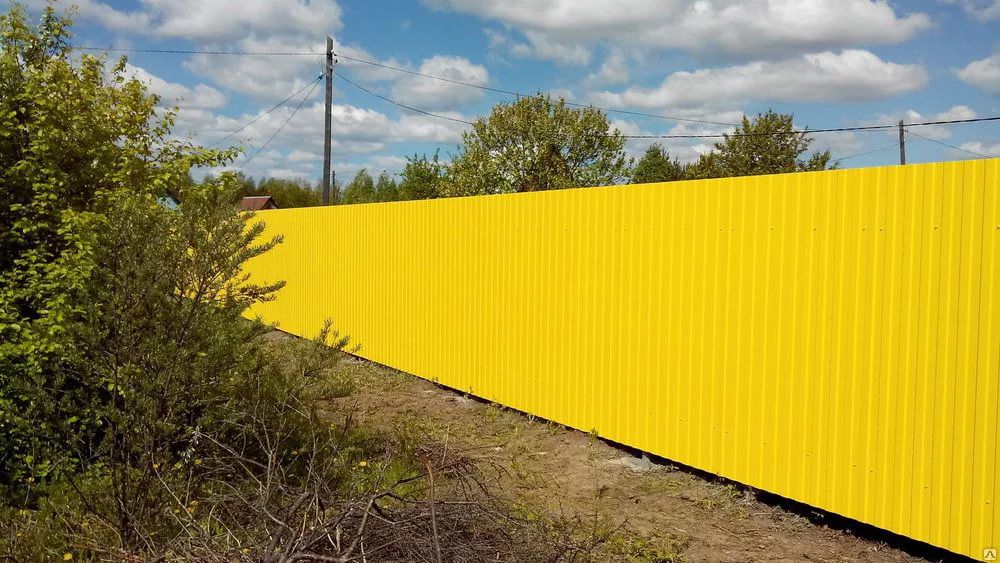 Забор из желтого профнастила