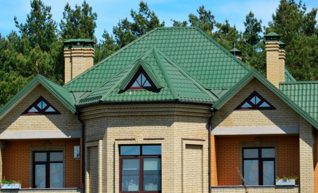 Крыша из зеленой металлочерепицы