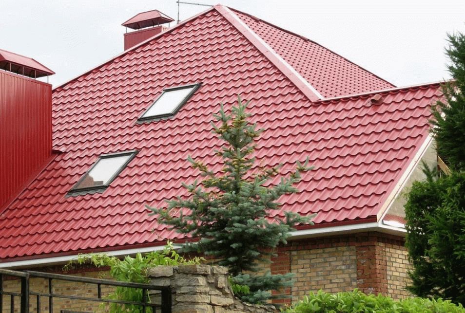 Крыша из красной металлочерепицы