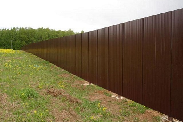 Забор из профлиста - коричневый